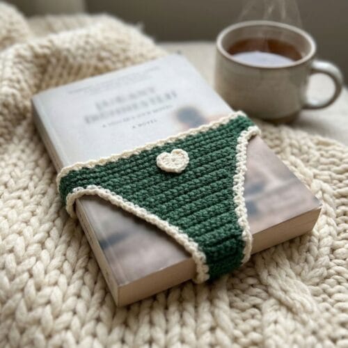 Crochet book thong pattern wrapped around a paperback novel, beginner-friendly bookmark Crochet book thong pattern wrapped around a paperback novel, beginner-friendly bookmark